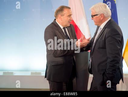 Il Ministro degli esteri tedesco Frank-Walter Steinmeier (R) incontra il ministro degli Esteri polacco Grzegroz Schetyna a Berlino, Germania, 02 ottobre 2014. L'Ucraina crise è stata al centro dei colloqui. Foto: TIM BRAKEMEIER/dpa Foto Stock