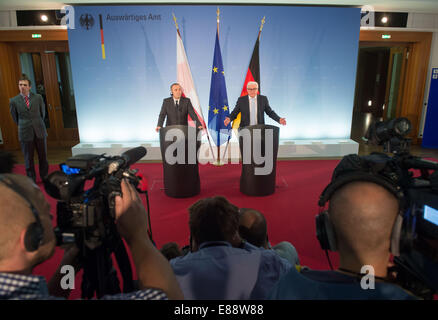 Il Ministro degli esteri tedesco Frank-Walter Steinmeier (R) incontra il ministro degli Esteri polacco Grzegroz Schetyna a Berlino, Germania, 02 ottobre 2014. L'Ucraina crise è stata al centro dei colloqui. Foto: TIM BRAKEMEIER/dpa Foto Stock