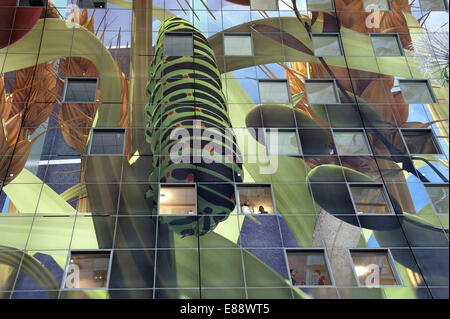 Sett. 30, 2014 - Rotterdam South Holland, Paesi Bassi Olanda - Futuro sono residenti nei loro appartamenti e affacciato sulla coperta del mercato alimentare nella città Rotterdam...Indoor o coperto mercato alimentare e appartamenti chiamato Markthal ( market hall). L'impressionante illustrazione sul soffitto, 11.000 m2, è da Arno Coenen. L'edificio è stato progettato da Winy Maas...La città Rotterdam è stato recentemente nominato sia dal New York Times come la Travel guide Rough Guide della destinazione mustsee 2014. Questa elezione è dovuto in parte al nuovo mercato Hall, che ha aperto lo scorso mercoledì il primo di ottobre. Contare su Foto Stock