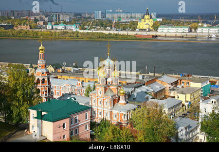 Vista di autunno Nizhny Novgorod nella mattina di sole Foto Stock