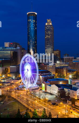 Skyline della città, vista in elevazione sopra il centro cittadino e il Centennial Olympic Park di Atlanta, Georgia, Stati Uniti d'America Foto Stock