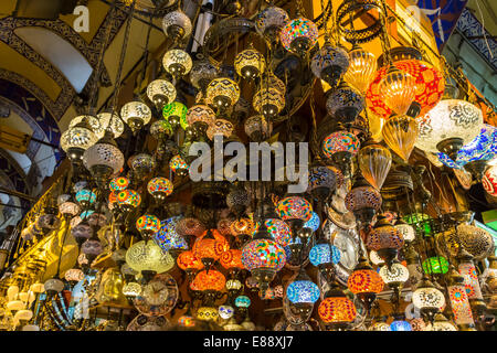 Molti appesa e illuminato colorato e decorativo in vetro turco sfumature di luce in un negozio, Grand Bazaar, Istanbul, Turchia, Europa Foto Stock