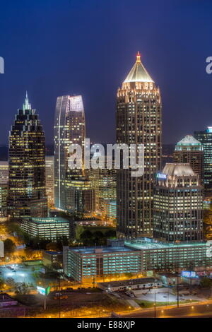 Vista in elevazione sulla Interstate 85 passando la skyline di Atlanta, Atlanta, Georgia, Stati Uniti d'America, America del Nord Foto Stock