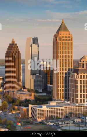 Vista in elevazione sulla Interstate 85 passando la skyline di Atlanta, Atlanta, Georgia, Stati Uniti d'America, America del Nord Foto Stock