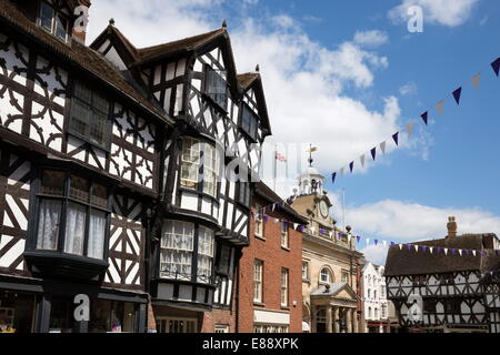 Edifici in stile Tudor e la Buttercross, High Street, Ludlow, Shropshire, Inghilterra, Regno Unito, Europa Foto Stock