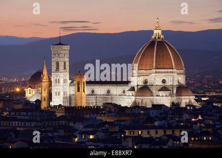 Duomo di notte da Piazza Michelangelo, Firenze, Sito Patrimonio Mondiale dell'UNESCO, Toscana, Italia, Europa Foto Stock