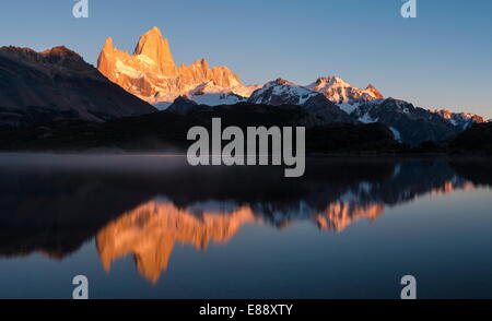 Alba sul Fitz Roy Mountain Range, Laguna Capri, parco nazionale Los Glaciares, sito UNESCO, Santa Cruz Provincia, Argentina Foto Stock