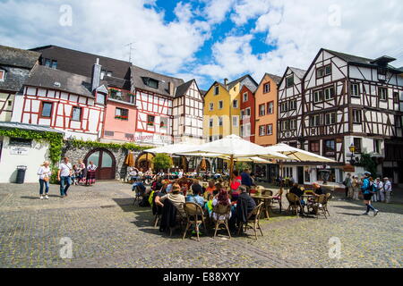 Ristorante di fronte a metà case con travi di legno a Bernkastel-Kues, valle della Mosella, Renania-Palatinato, Germania, Europa Foto Stock