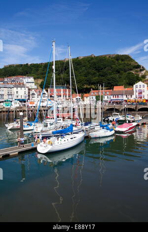 Il vecchio porto, Sandside e la Collina del Castello, Scarborough, North Yorkshire, Yorkshire, Inghilterra, Regno Unito, Europa Foto Stock