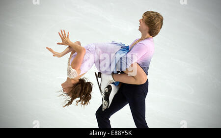 Kaitlin Hawayek e Jean-Luc Baker dagli USA per i concorrenti la Nebelhorn-Trophy a Oberstdorf in Germania, 27 settembre 2014. Foto: NICOLAS ARMER/DPA Foto Stock