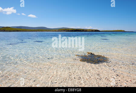 Le spiagge di corallo sulle rive di Loch Dunvegan vicino Claigan. Foto Stock