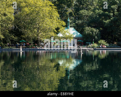 Conservatorio di acqua in Central Park e i cordoli Memorial Boathouse, New York City Foto Stock