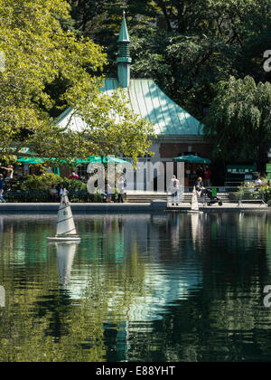 Conservatorio di acqua in Central Park e i cordoli Memorial Boathouse, New York City Foto Stock