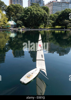 Conservatorio di acqua in Central Park e i cordoli Memorial Boathouse, New York City Foto Stock