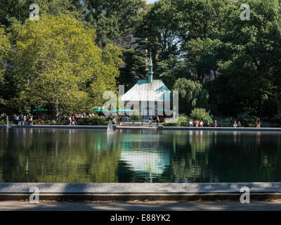 Conservatorio di acqua in Central Park e i cordoli Memorial Boathouse, New York City Foto Stock