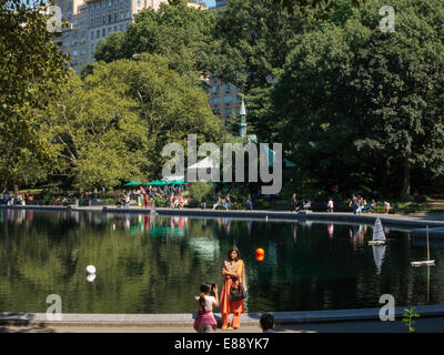 Conservatorio di acqua in Central Park e i cordoli Memorial Boathouse, New York City Foto Stock