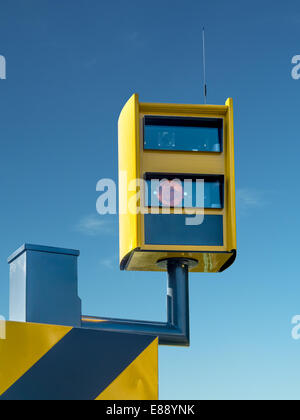 La velocità del traffico telecamera di monitoraggio, contro il cielo blu Foto Stock