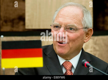 Il Ministro delle finanze tedesco Wolfgang Schaeuble assiste ad una conferenza stampa a Praga, Repubblica Ceca, giovedì 2 ottobre 2014, dopo la riunione dei ministri delle Finanze della Repubblica ceca, Germania, Ungheria, Polonia, Austria e Slovacchia. (CTK foto/Vit Simanek) Foto Stock