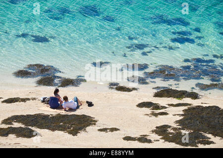 Turisti che si godono le spiagge coralline sulle rive di Loch Dunvegan vicino Claigan. Foto Stock