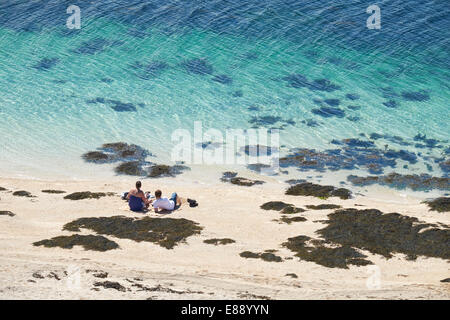 Turisti che si godono le spiagge coralline sulle rive di Loch Dunvegan vicino Claigan. Foto Stock