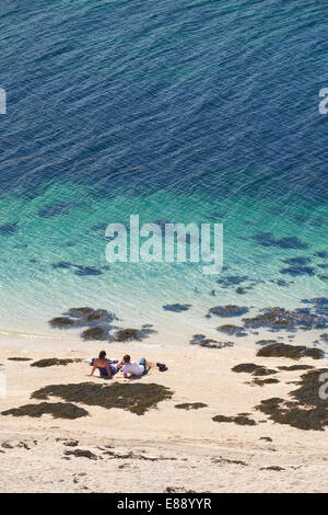 Turisti che si godono le spiagge coralline sulle rive di Loch Dunvegan vicino Claigan. Foto Stock