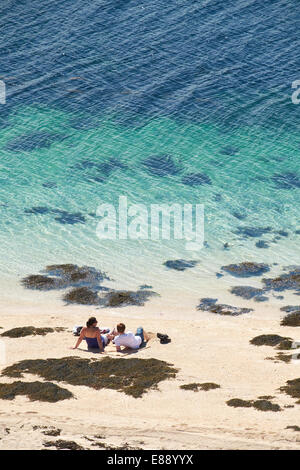 Turisti che si godono le spiagge coralline sulle rive di Loch Dunvegan vicino Claigan. Foto Stock