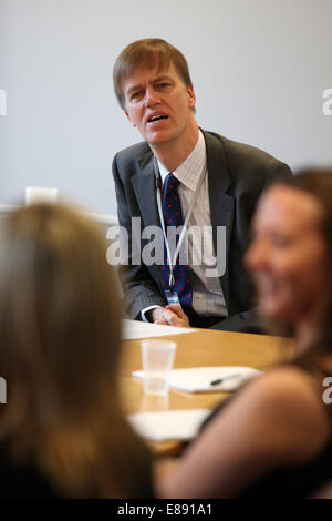 Rt Hon Stephen Timms MP, membro del parlamento di East Ham dal 1994. visite HMRC Liverpool. Foto Stock