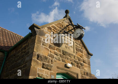 Il Victorian-Istituto integrato nel grazioso villaggio di Kilburn, Inghilterra. Foto Stock