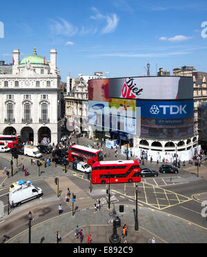 Piccadilly Circus costruita nel 1819 per collegare Regent Street a Piccadilly.it ha una statua di Eros il dio greco di amore Foto Stock