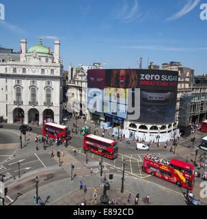 Piccadilly Circus costruita nel 1819 per collegare Regent Street a Piccadilly.it ha una statua di Eros il dio greco di amore Foto Stock