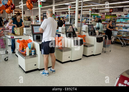 Self service casse a Sainsbury's supermercato Foto Stock