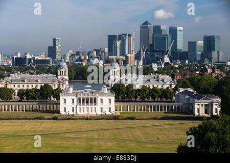 Vista del Canary Wharf con il Museo Marittimo dall'Osservatorio Reale di Greenwich Foto Stock