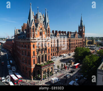 Stazione ferroviaria internazionale di St Pancras Station serve Eurostar completata nel 1868-vittoriano classico esempio di architettura gotica Foto Stock