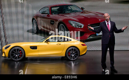 Parigi, Francia. 2 Ottobre, 2014. Dieter Zetsche, amministratore delegato di Mercedes-Benz (Daimler AG), introduce la nuova Mercedes-AMG GT al Motor Show di Parigi (Mondial de l'Automobile) a Parigi, Francia, 2 ottobre 2014. Foto: DANIEL KARMANN/dpa/Alamy Live News Foto Stock