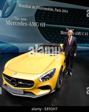 Parigi, Francia. 2 Ottobre, 2014. Dieter Zetsche, amministratore delegato di Mercedes-Benz (Daimler AG), introduce la nuova Mercedes-AMG GT al Motor Show di Parigi (Mondial de l'Automobile) a Parigi, Francia, 2 ottobre 2014. Foto: DANIEL KARMANN/dpa/Alamy Live News Foto Stock