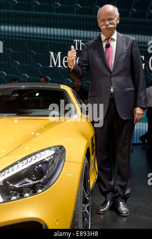 Parigi, Francia. 2 Ottobre, 2014. Dieter Zetsche, amministratore delegato di Mercedes-Benz (Daimler AG), introduce la nuova Mercedes-AMG GT al Motor Show di Parigi (Mondial de l'Automobile) a Parigi, Francia, 2 ottobre 2014. Foto: DANIEL KARMANN/dpa/Alamy Live News Foto Stock