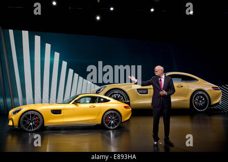 Parigi, Francia. 2 Ottobre, 2014. Dieter Zetsche, amministratore delegato di Mercedes-Benz (Daimler AG), introduce la nuova Mercedes-AMG GT al Motor Show di Parigi (Mondial de l'Automobile) a Parigi, Francia, 2 ottobre 2014. Foto: DANIEL KARMANN/dpa/Alamy Live News Foto Stock