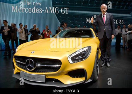 Parigi, Francia. 2 Ottobre, 2014. Dieter Zetsche, amministratore delegato di Mercedes-Benz (Daimler AG), introduce la nuova Mercedes-AMG GT al Motor Show di Parigi (Mondial de l'Automobile) a Parigi, Francia, 2 ottobre 2014. Foto: DANIEL KARMANN/dpa/Alamy Live News Foto Stock