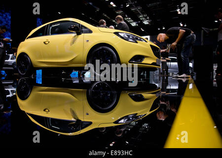 Parigi, Francia. 2 Ottobre, 2014. Dieter Zetsche, amministratore delegato di Mercedes-Benz (Daimler AG), introduce la nuova Mercedes-AMG GT al Motor Show di Parigi (Mondial de l'Automobile) a Parigi, Francia, 2 ottobre 2014. Foto: DANIEL KARMANN/dpa/Alamy Live News Foto Stock