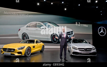 Parigi, Francia. 2 Ottobre, 2014. Dieter Zetsche, amministratore delegato di Mercedes-Benz (Daimler AG), introduce la nuova Mercedes-AMG GT al Motor Show di Parigi (Mondial de l'Automobile) a Parigi, Francia, 2 ottobre 2014. Foto: DANIEL KARMANN/dpa/Alamy Live News Foto Stock