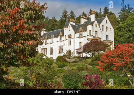 LOGIE STEADING FORRES Scozia la casa e il giardino e arbusti con le rosse foglie di autunno Foto Stock