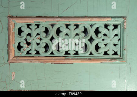 Addolorato verde porta in stile vittoriano con lavori in ferro Foto Stock