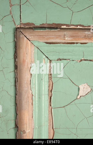 Addolorato verde porta in stile vittoriano con lavori in ferro Foto Stock