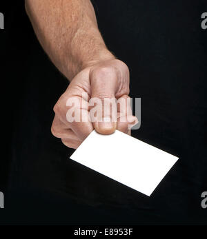 La gente di affari che si sono riuniti per la prima volta, dando una carta Foto Stock