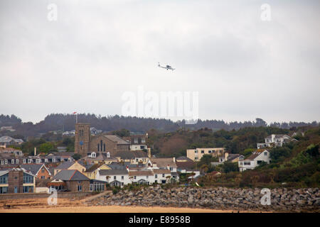 Skybus aereo sopra St Marys, isole Scilly, Scillies, Cornwall nel mese di aprile Foto Stock