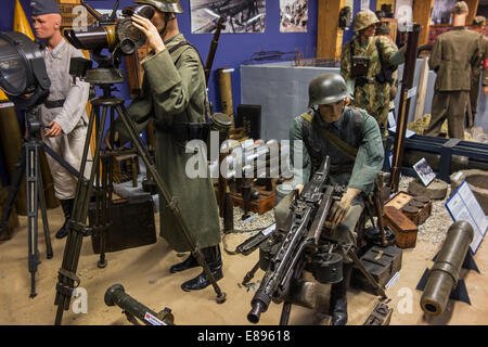 Il tedesco WW2 soldati uniformi e armi, Musée Mémorial d'Omaha Beach circa d giorno, Saint-Laurent-sur-Mer, Normandia, Francia Foto Stock