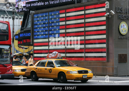 New York, Stati Uniti d'America, i taxi e i colori nazionali degli Stati Uniti d'America in Times Square Foto Stock