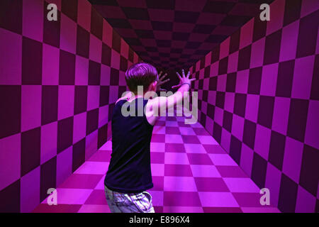 La città di New York, un ragazzo si muove in un tunnel di viola le piazze Foto Stock
