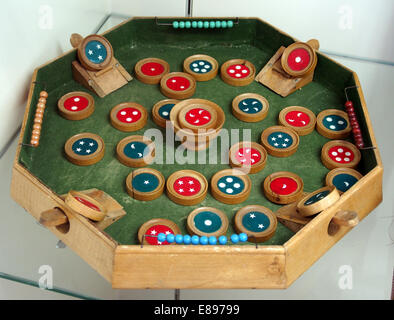 Un gioco molto vecchio in mostra al Musée du Jouet de Colmar. Questa mostra mostra mostra giocattoli e giochi vintage dei secoli passati, evidenziandone il significato storico e il contesto culturale. Foto Stock