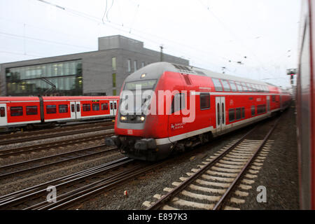 Hannover, Germania, Regional Express railway all'uscita dalla stazione ferroviaria principale Foto Stock